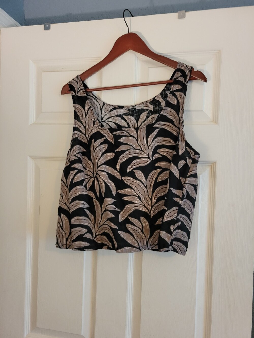 Source Unknown Black Tank Top with Beige Leaf Motif Size Large 100% Linen